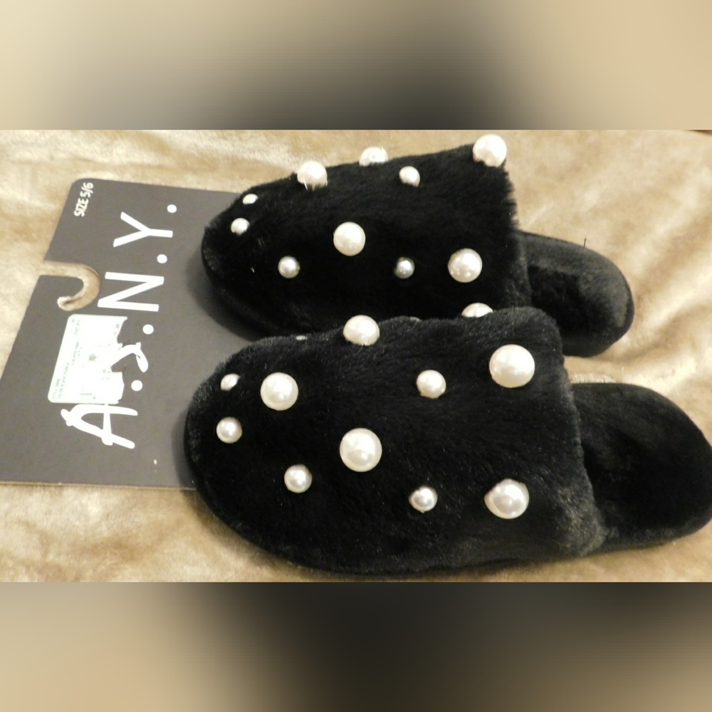 Pearl Designed Black Fur (all faux) Women's Slippers NWT Size 5/6